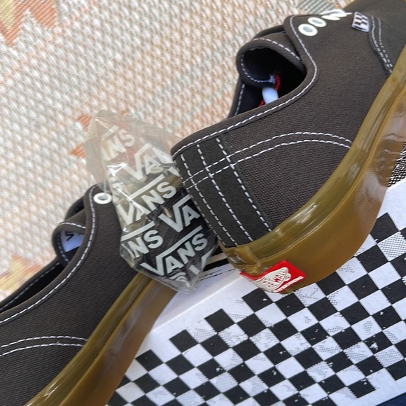 Vans Men’s Skate Authentic
Raven/Gum
VNOA5FC8241
Sneakers - athletic shoes - Picture 15 of 16